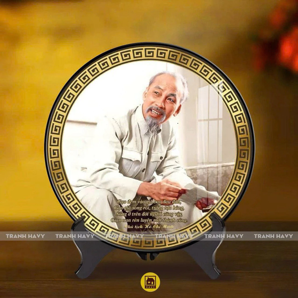Làm thế nào để treo tranh ảnh Bác Hồ lên bàn làm việc mà không bị lỗi phong thủy?