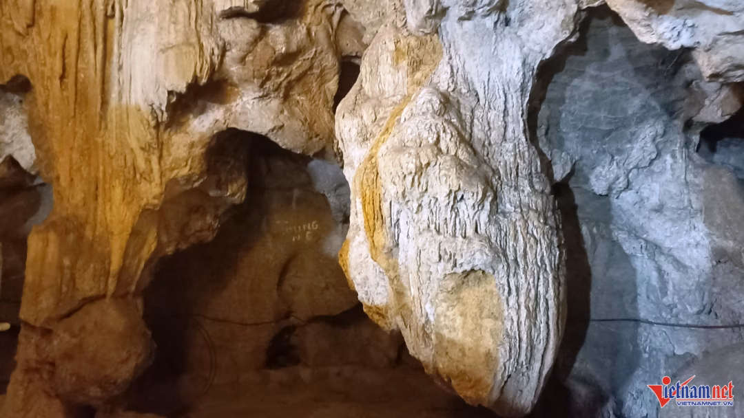 Biểu tượng B&agrave;n Long Tự &ndash; bệ đ&aacute; rồng cuộn m&igrave;nh