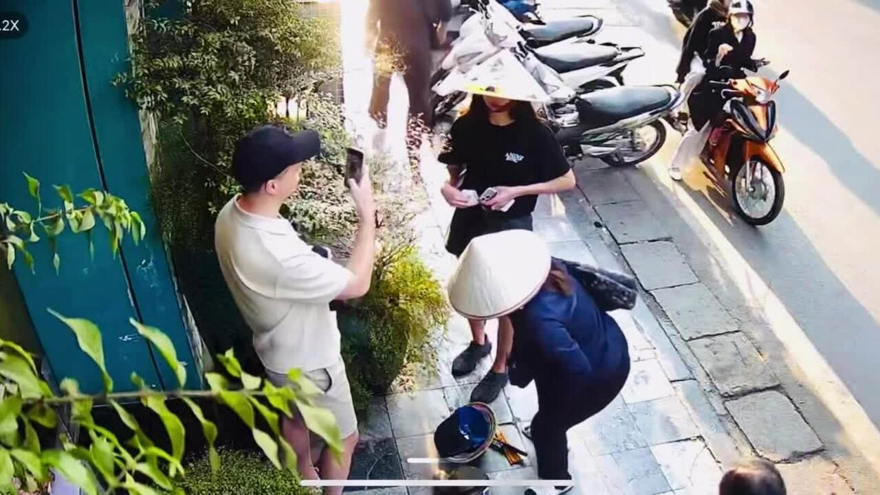 Bán nón lá quá giá ở phố cổ Hà Nội Du khách Tây suýt bị bán nón lá 250.000 đồng tại phố cổ Hà Nội