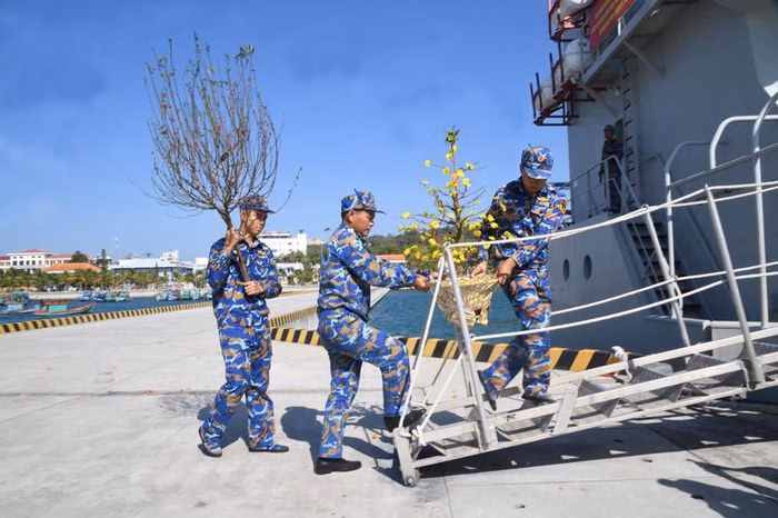 Chiến sĩ Hải qu&acirc;n chuẩn bị h&agrave;ng ho&aacute; Tết