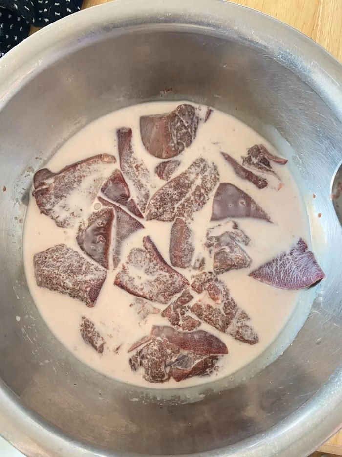 Gan lợn ng&acirc;m sữa tươi để khử m&ugrave;i