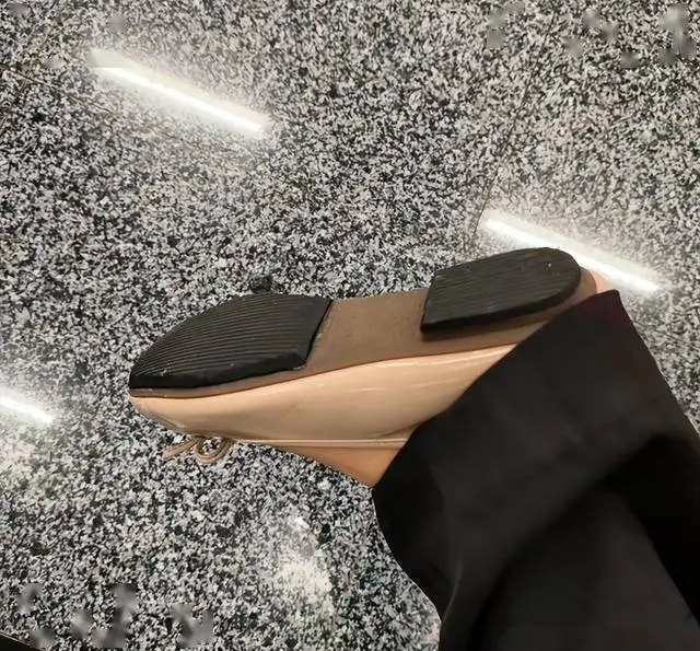 Gi&agrave;y đế mỏng kh&ocirc;ng thoải m&aacute;i