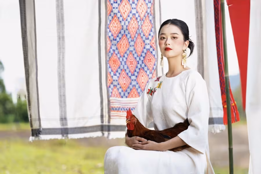 Legacy In Bloom: Thổ cẩm người Mạ bừng sáng trong thời trang hiện đại