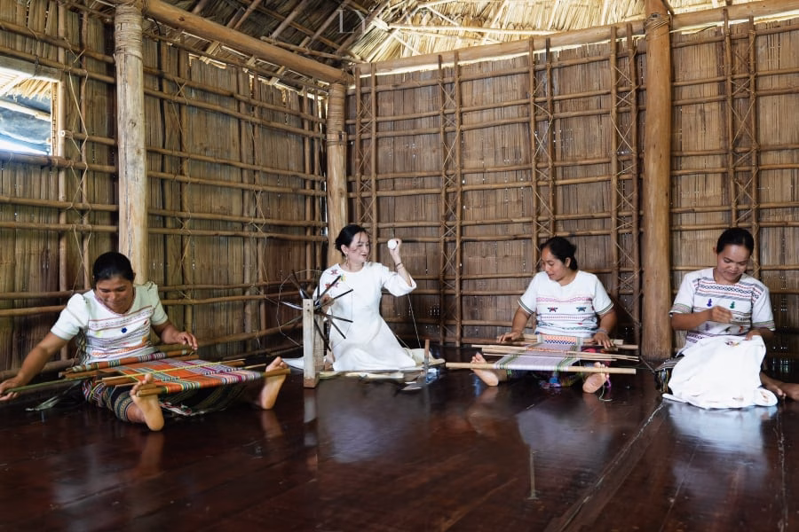 Long House T&agrave; L&agrave;i &ndash; kh&ocirc;ng gian triển l&atilde;m Legacy In Bloom