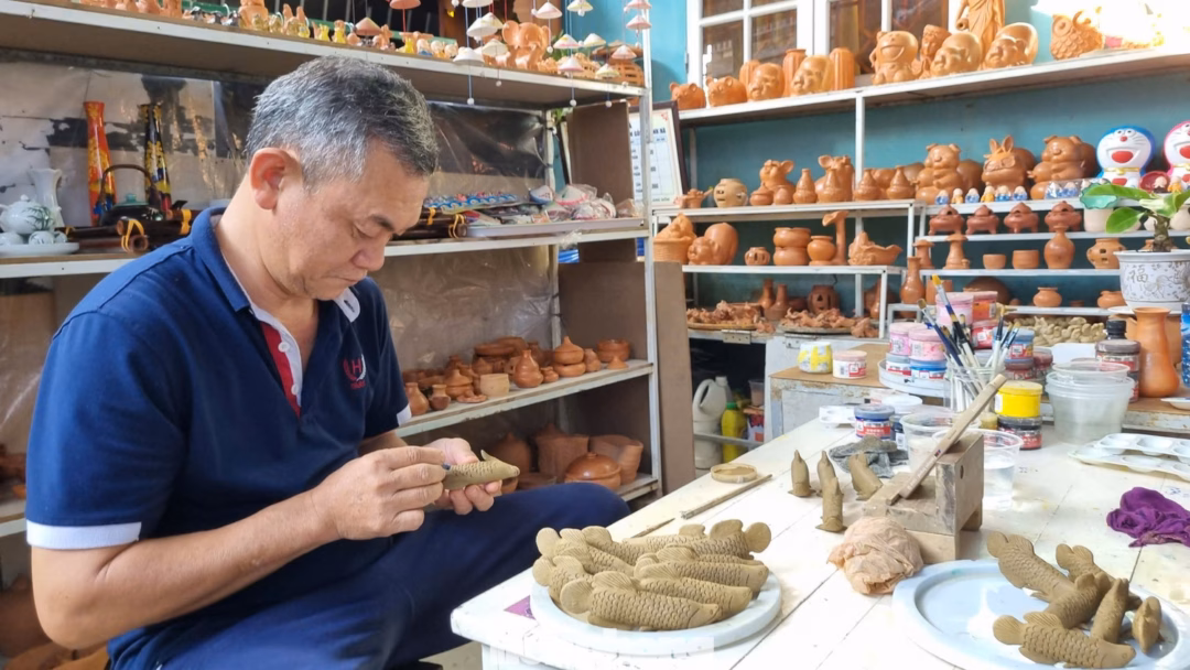 Nghệ nhân gốm Thanh Hà làm sản phẩm gốm Nghệ nhân gốm Thanh Hà miệt mài giữ nghề truyền thống