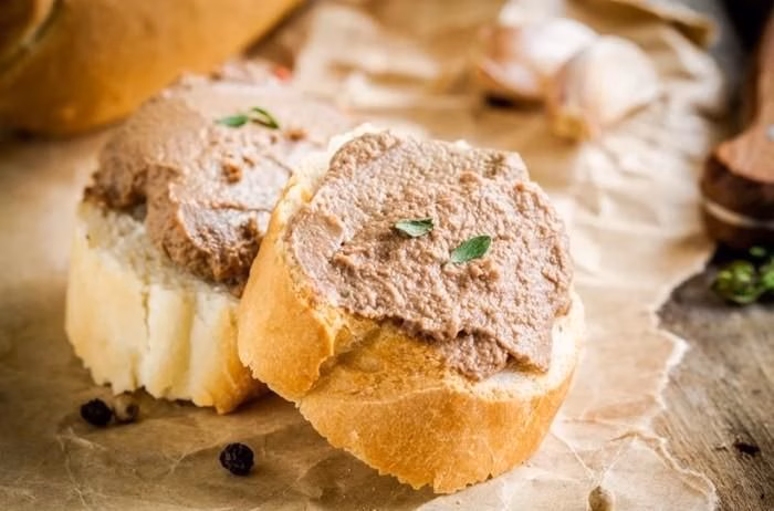 Pate ăn k&egrave;m b&aacute;nh m&igrave;