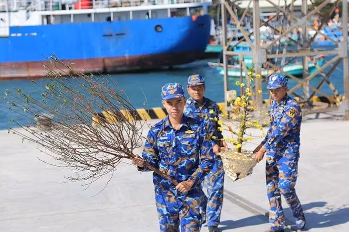 Tết Sớm Trên Biển: Đoàn Tàu Vùng 5 Hải Quân Đến Đảo Tây Nam