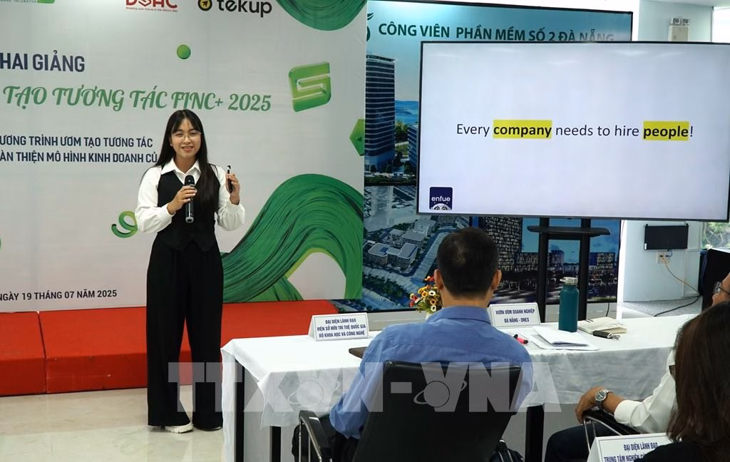 5 dự án khởi nghiệp xuất sắc tại Đà Nẵng được ươm tạo dài 4 tháng Đại diện dự án khởi nghiệp Enfue giới thiệu về dự án. Ảnh: Quốc Dũng - TTXVN
