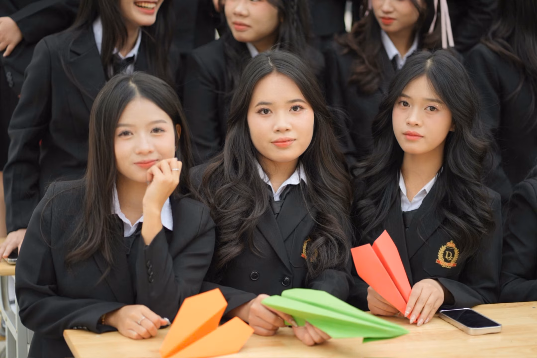 Cô gái Thanh Hóa đạt 29,5 điểm trở thành á khoa cả nước Hiền (ngoài cùng bên phải hàng đầu tiên) cùng các bạn trong lớp. Ảnh: NVCC