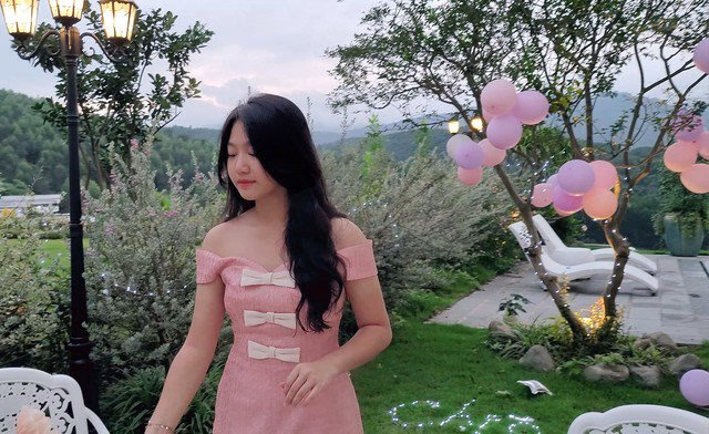 Con gái Mạnh Trường tuổi 16 đẹp vượt trội, được dự đoán là tương lai của showbiz Việt Với sắc vóc xinh xắn, nhiều khán giả dự đoán con gái Mạnh Trường có thể nối nghiệp bố đi theo nghề diễn viên.