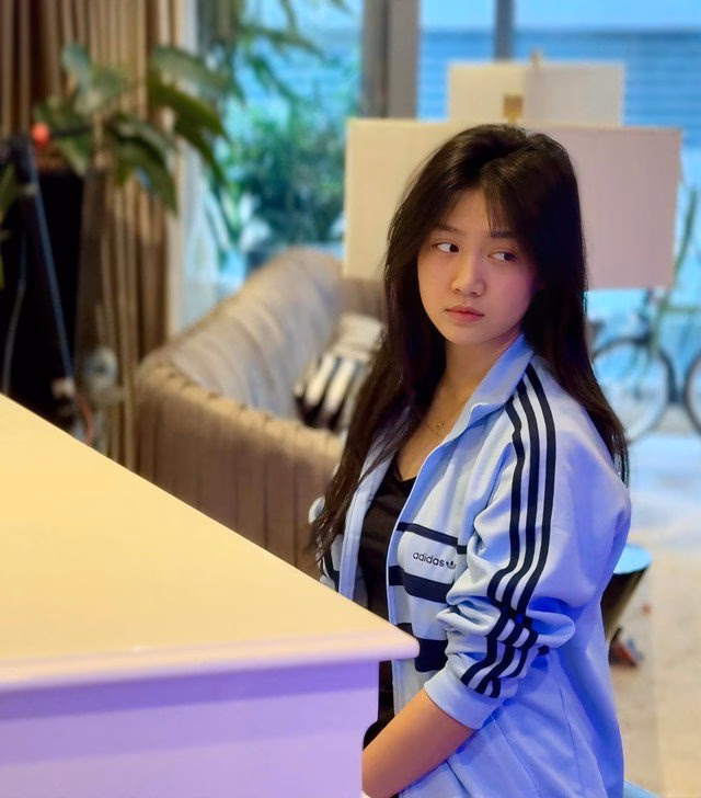 Con gái Mạnh Trường tuổi 16 đẹp vượt trội, được dự đoán là tương lai của showbiz Việt Sau 10 năm, khán giả đã không còn nhận ra bé Chip ngày nào, sắc vóc của Chip đã trổ mã thành một thiếu nữ xinh đẹp ở tuổi 16.