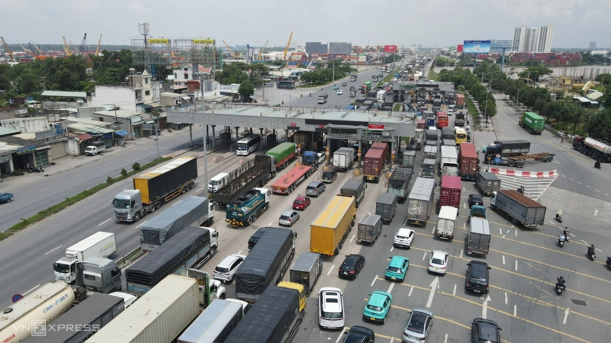 Xe đổ về đoạn "nút cổ chai" ở Trạm thu phí cũ bên cầu Đồng Nai thuộc phường Trấn Biên, Đồng Nai.