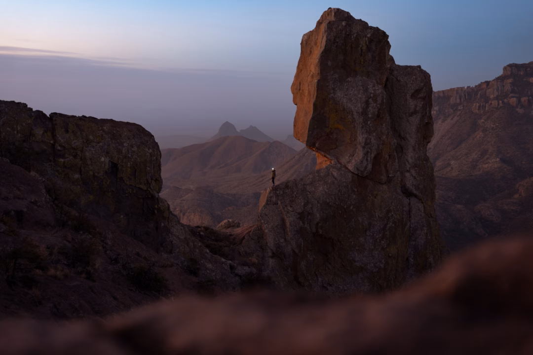 Khu vực Big Bend Texas – Địa điểm mơ ước của những người yêu thích hoạt động ngoài trời The summit of Lost Mine Trail, one of Big Bend National Park's most popular hiking trails, offers sweeping views of the Chisos Mountains and surrounding valleys.