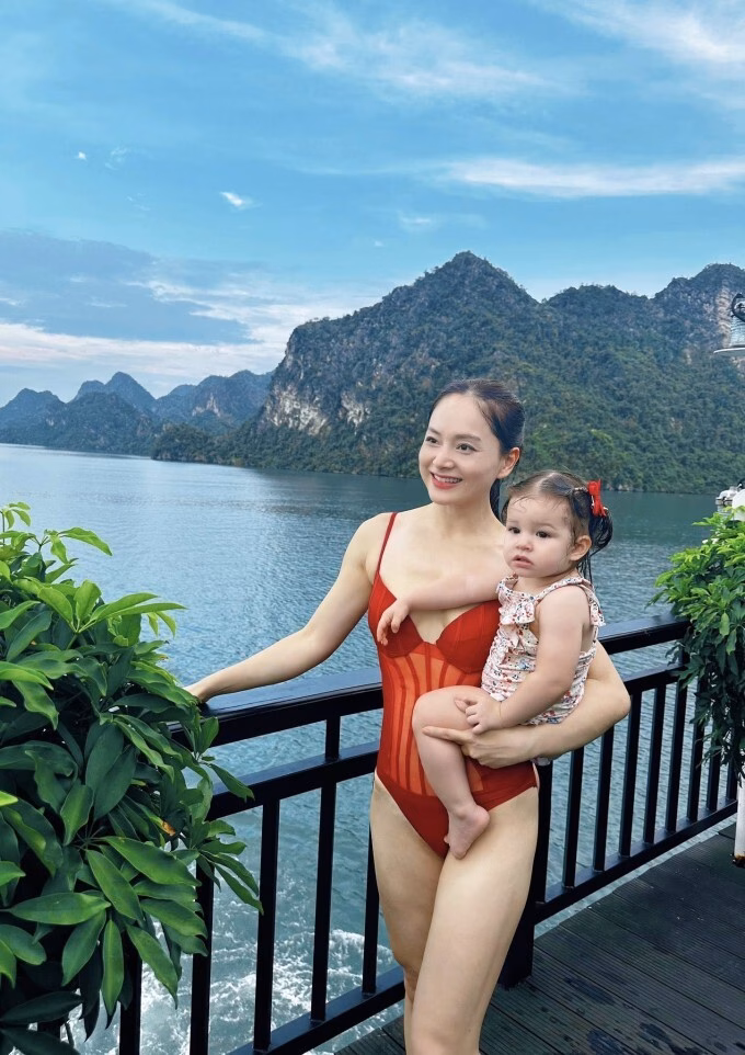Lan Phương giảm 20 kg sau sinh con thứ hai Lan Phương cho biết khi gặp ở ngoài, nhiều người còn nhận xét cô gầy quá và không nên tiếp tục giảm cân.