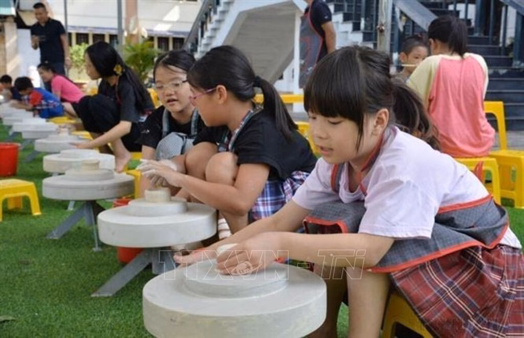 Lựa chọn lớp học kỹ năng sống cho trẻ trong mùa hè như thế nào? Các em học làm gốm.