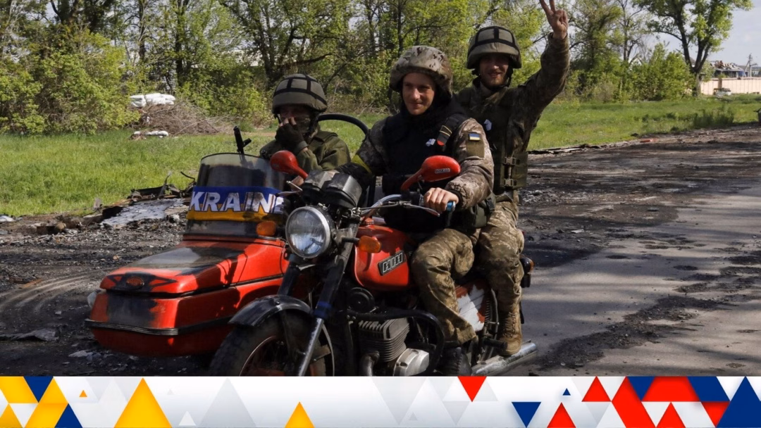Bản đồ chiến sự Nga - Ukraine tại Pokrovsk ngày 15/7. Trong đó, Moscow kiểm soát vùng màu đỏ đậm, đang tấn công theo các mũi tên trắng và giành được các khu vực màu đỏ. Kiev rút lui về giữ các chuỗi công sự màu vàng (Ảnh: Readovka).
