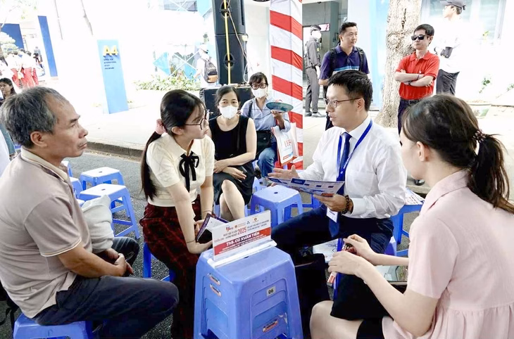 ThS Cù Xuân Tiến tư vấn cho thí sinh, phụ huynh trong Ngày hội lựa chọn nguyện vọng xét tuyển ĐH - CĐ 2024 tại TP.HCM - Ảnh: TRẦN TIẾN DŨNG