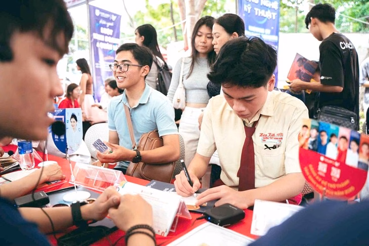ThS Phạm Thanh Hà, phó trưởng phòng phụ trách phòng quản lý đào tạo Trường ĐH Ngoại thương, tư vấn cho thí sinh tại Ngày hội lựa chọn nguyện vọng xét tuyển ĐH, CĐ 2024 tại Hà Nội - Ảnh: NAM TRẦN