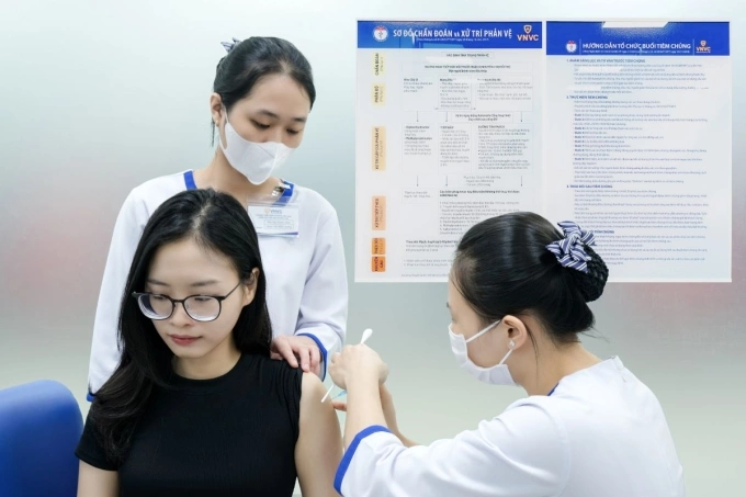 Nhiều cặp đôi trẻ tìm kiểm tra sức khỏe trước bưu chương Người trẻ tiêm vaccine tại Hệ thống Tiêm chủng VNVC. Ảnh: Mộc Thảo