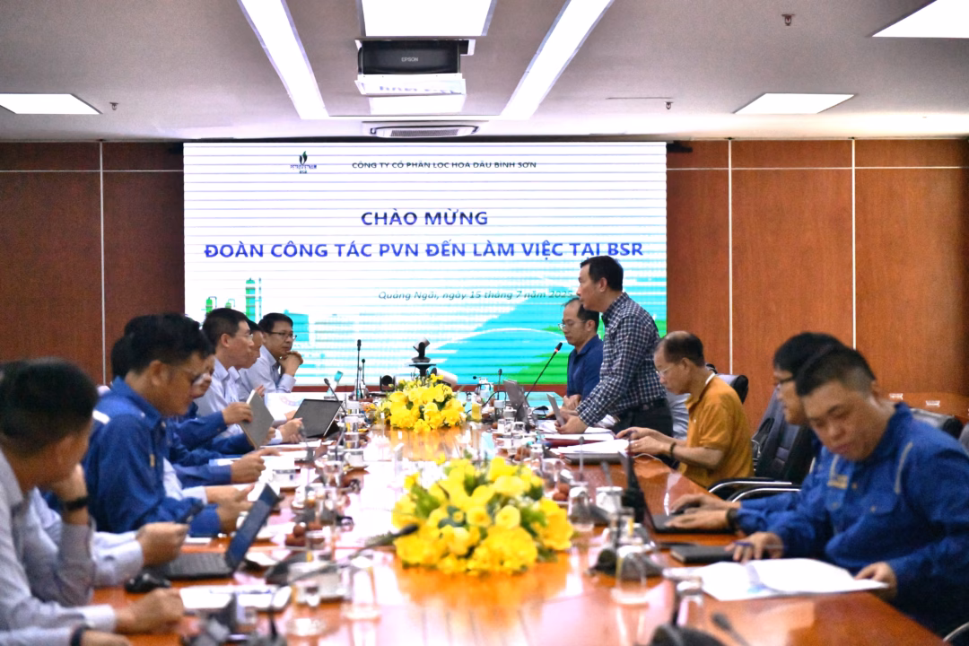 Petrovietnam và BSR thảo luận về an toàn sức khỏe môi trường tại Nhà máy Lọc dầu Dung Quất Đoàn công tác Petrovietnam kiểm tra thiết bị, dụng cụ y tế tại Trạm Y tế BSR