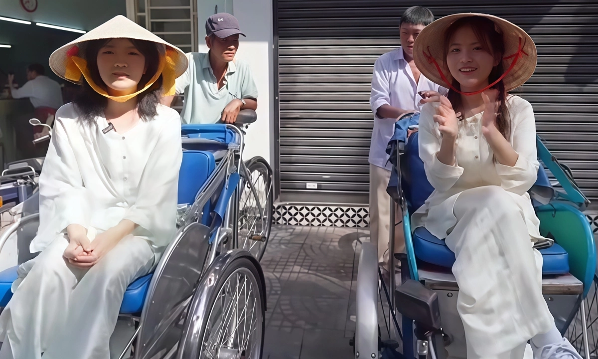 Hai giọng ca Gen Z cùng đội nón, ngồi xích lô thăm thú đường phố TP HCM. Khả Lâu cảm ơn Phương Mỹ Chi đón tiếp chu đáo.