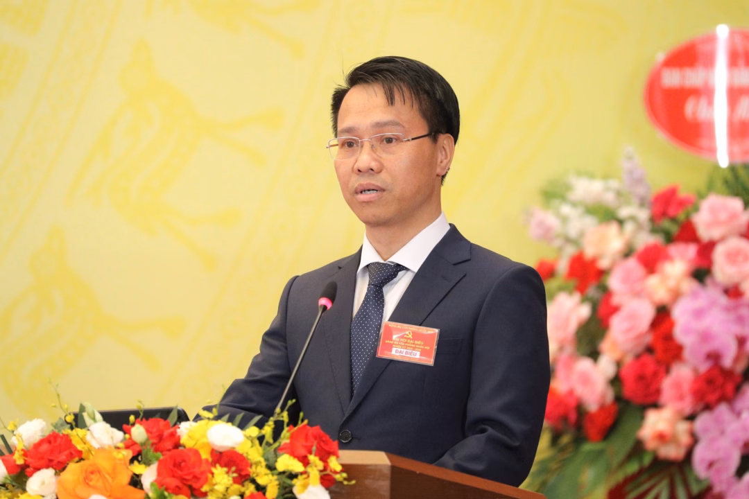 Quốc hội số: Đổi mới phương thức hoạt động để phục vụ người dân tốt hơn Bí thư Chi bộ, Vụ trưởng Vụ Chuyển đổi số Bùi Danh Tuyên trình bày tham luận tại Đại hội. Ảnh: Phạm Thắng