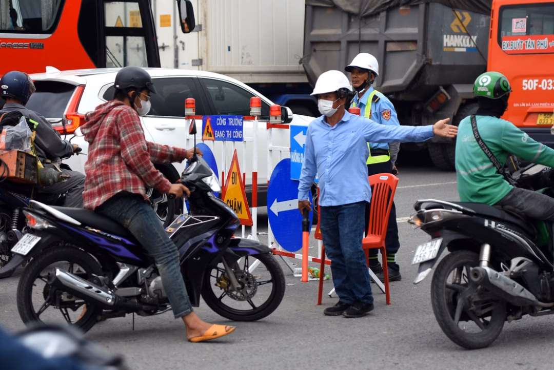 Đơn vị thi công bố trí biển báo, lực lượng phân luồng giao thông phía trước đoạn đường bị tạm đóng