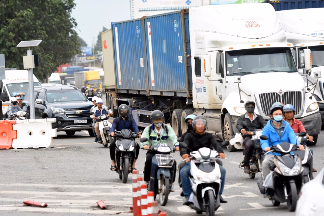 Do ùn tắc, nhiều ô tô chen lấn vào làn đường xe máy tiềm ẩn nguy cơ tai nạn