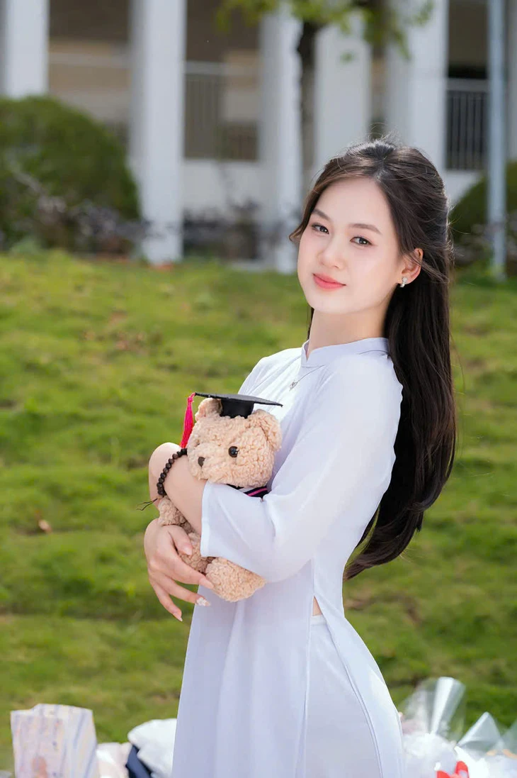 Nguyễn Lê Hiền Mai, 1 trong 8 thủ khoa khối A00 trong kỳ thi tốt nghiệp THPT năm 2025 - Ảnh: NVCC