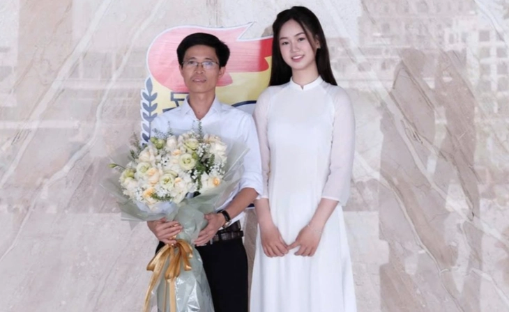 Nguyễn Lê Hiền Mai và thầy chủ nhiệm - Ảnh: FB nhân vật