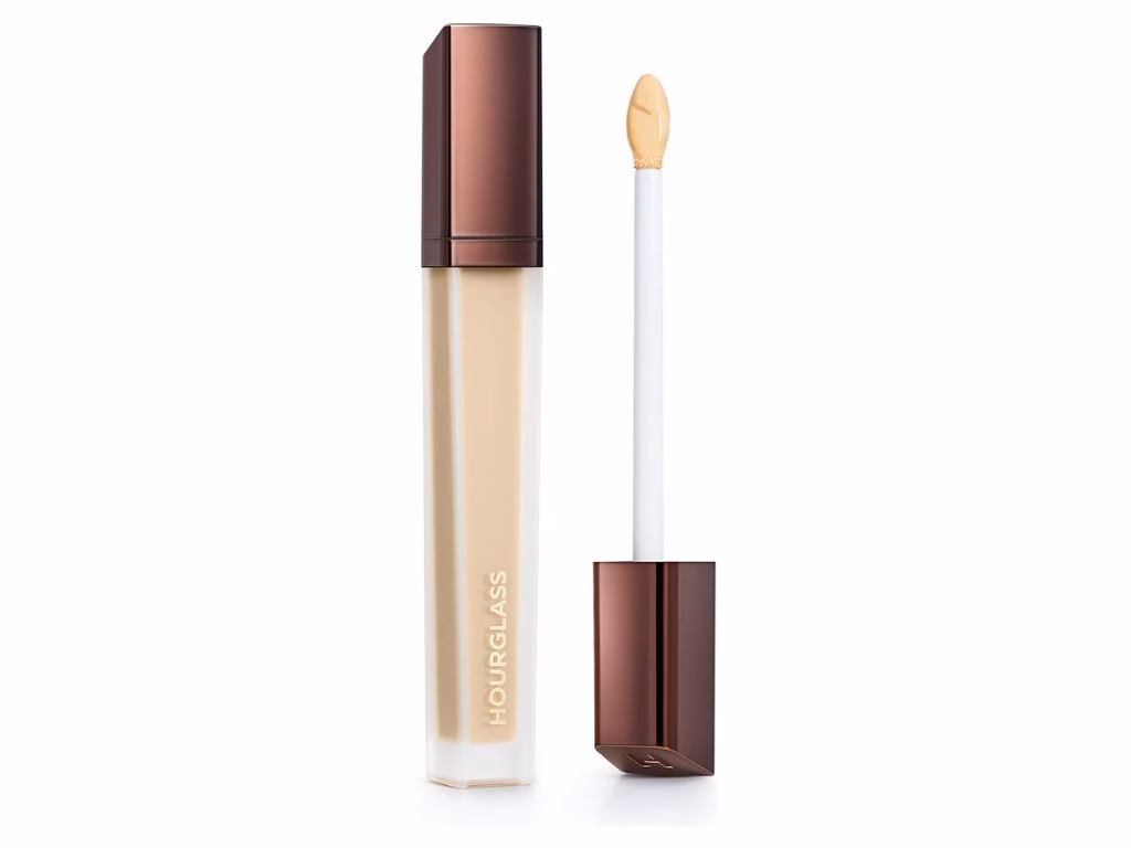 Tia Carrere tiết lộ bí quyết chăm sóc da và những câu chuyện fan gặp gỡ kỳ lạ Her go-to is this full coverage concealer from Hourglass. Picture: Amazon Australia