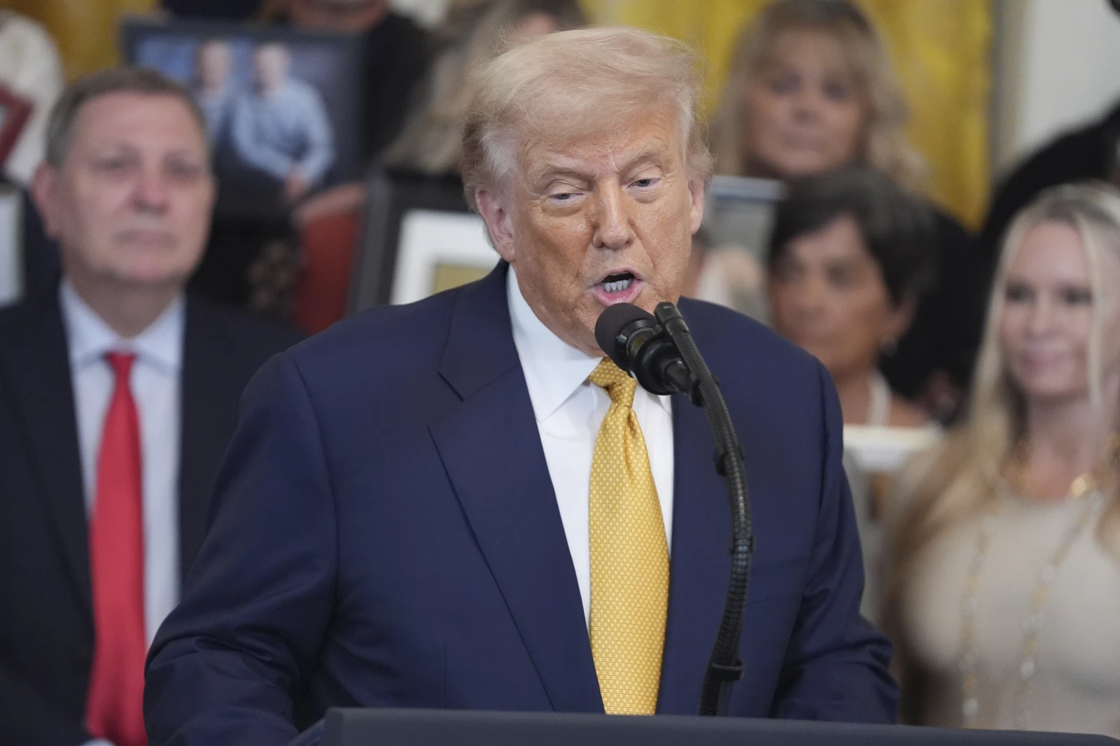 Tổng thống Trump mắc bệnh mạch máu thường gặp ở người cao tuổi Trump will visit Scotland, where his family has golf courses, and will talk trade with Starmer