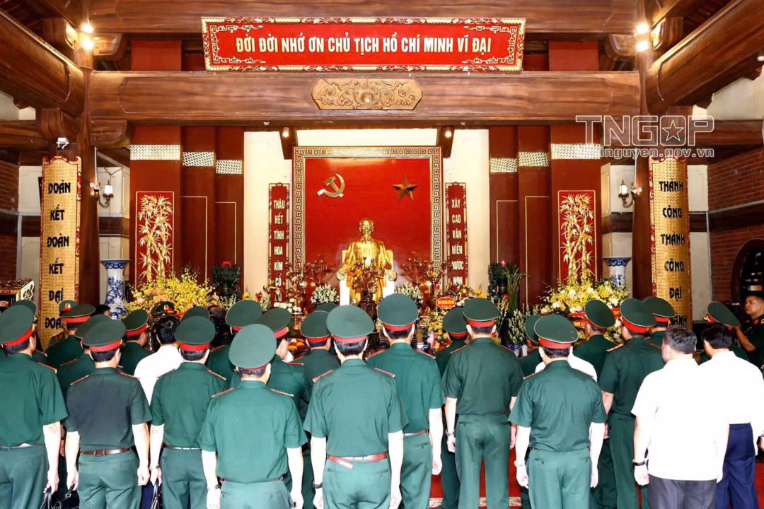 Đại tướng Phan Văn Giang dâng hương tưởng niệm Chủ tịch Hồ Chí Minh tại Thái Nguyên