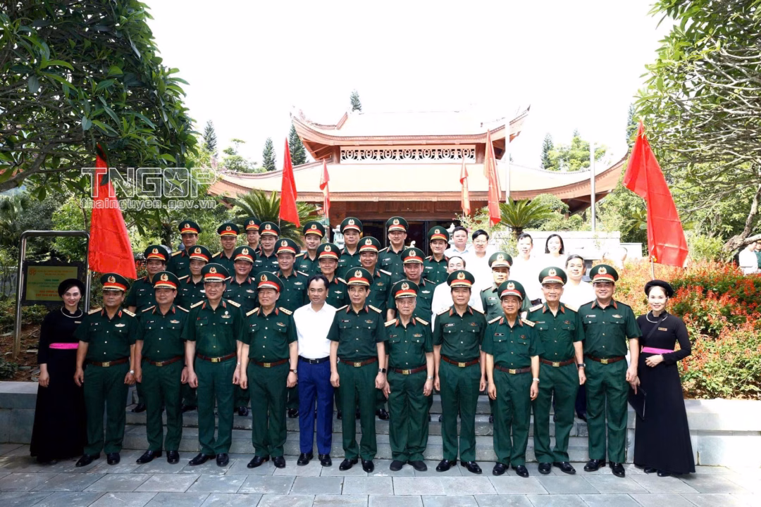 Đại tướng Phan Văn Giang dâng hương tưởng niệm Chủ tịch Hồ Chí Minh tại Thái Nguyên