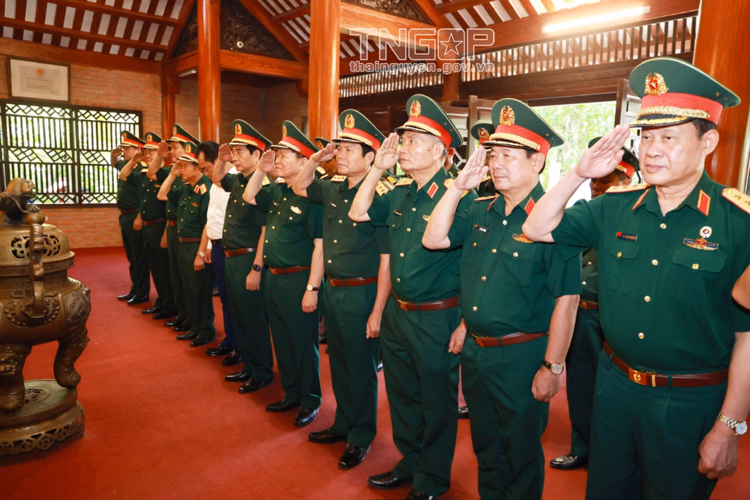 Đại tướng Phan Văn Giang dâng hương tưởng niệm Chủ tịch Hồ Chí Minh tại Thái Nguyên