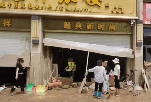 Hàng trăm người tìm kiếm vàng trong bùn sau lũ