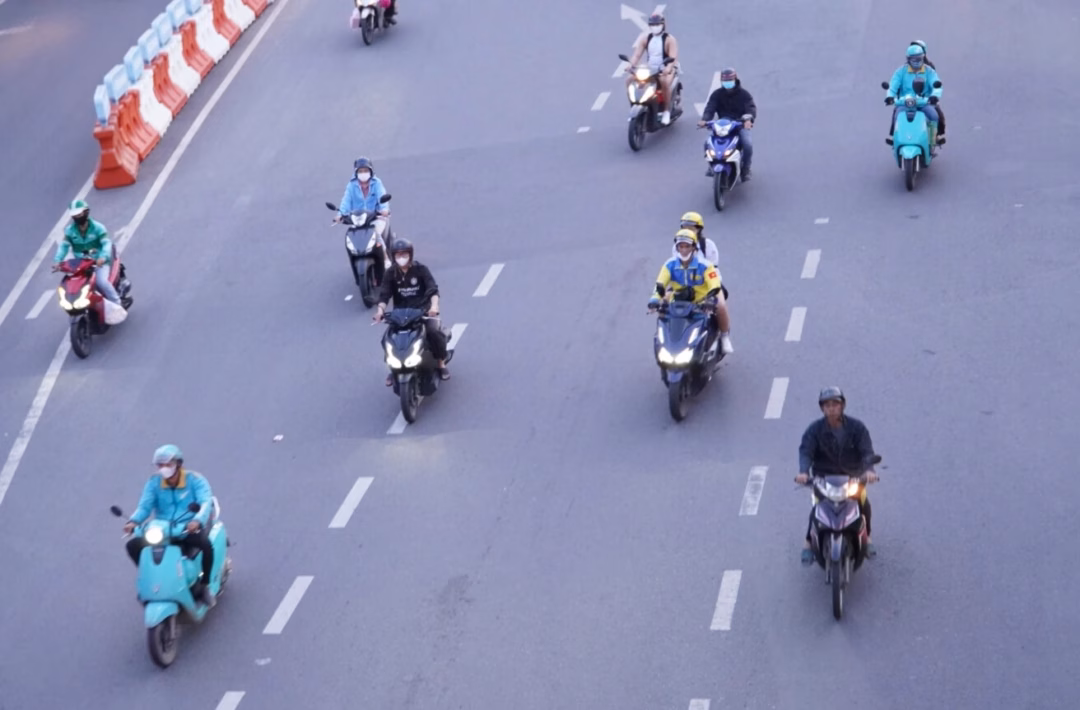 Người trẻ chạy xe ôm công nghệ: Áp lực vô hình và nỗi sợ mất thu nhập