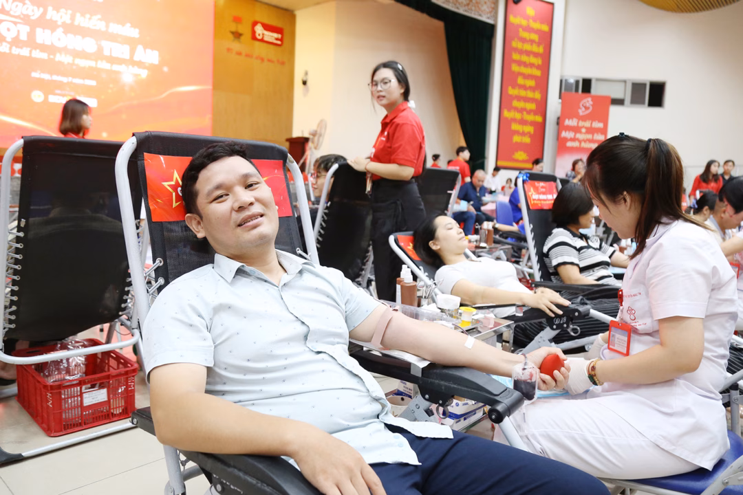 Nhiều người dân tham gia hiến máu trong chương trình Giọt hồng tri ân