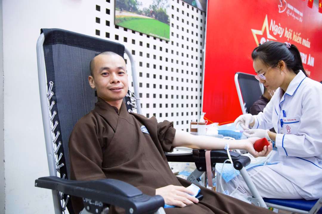 30.000 đơn vị máu ‘khủng’ được cần để điều trị trong mùa hè “Người xuất gia như chúng tôi luôn mong cầu một thế giới được hòa bình, con người và vạn vật tất thảy đều an vui.