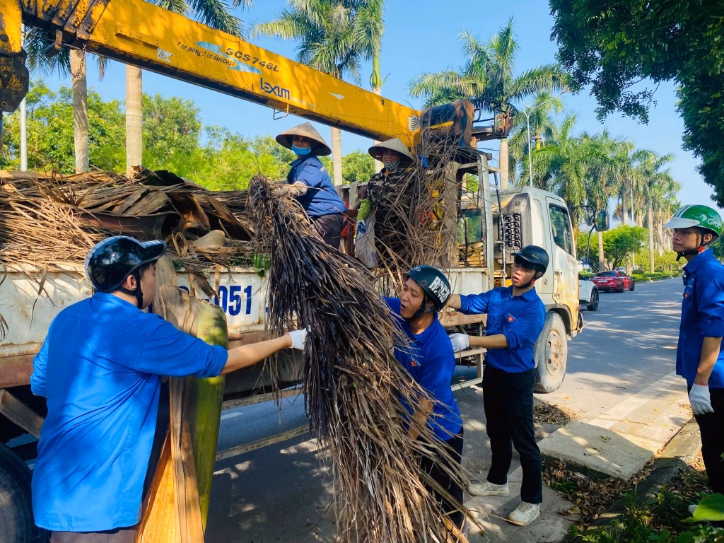 Việc giữ gìn vệ sinh môi trường và phong trào thi đua “Sáng - Xanh - Sạch - Đẹp” trở thành nét đẹp thường xuyên trong đời sống xã hội trên địa bàn xã Bát Tràng