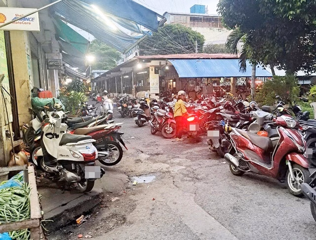 Chung cư ở TP.HCM bất an vì bãi xe máy quá tải