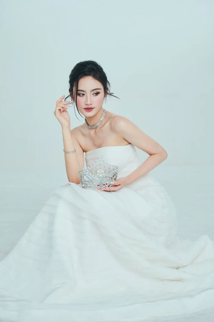 Khi lấy lại được thiện cảm từ công chúng sau cuộc thi quốc tế, Hoa hậu Ý Nhi vẫn vướng vào nghi vấn sẽ bỏ học vì đã lấy lại được hào quang. (Ảnh: FBNV)