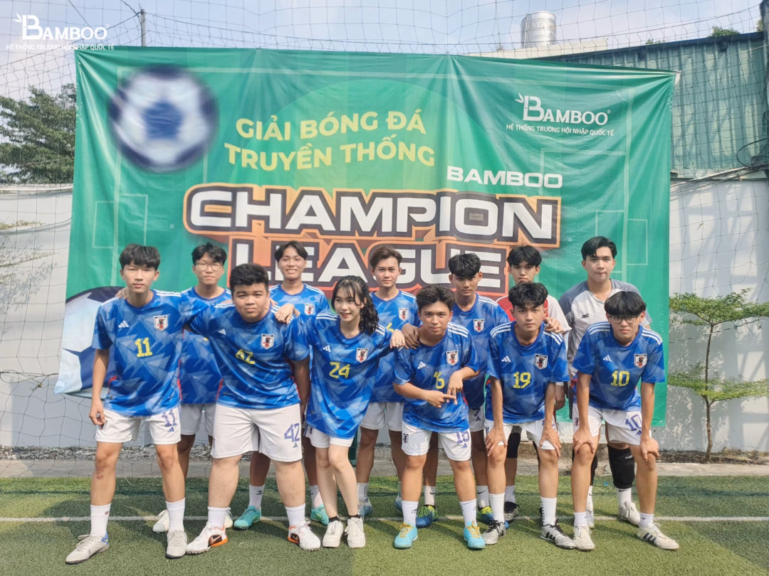 Trường Tre Việt: Môi trường học tập toàn diện với thành tích ấn tượng Học sinh của Bamboo School hưởng ứng Giải bóng đá truyền thống. Ảnh: Trường Tre Việt.
