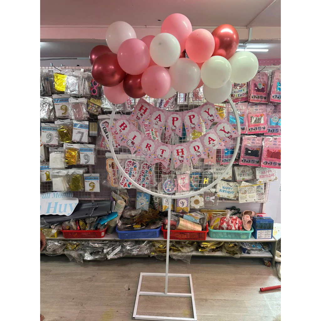 Làm thế nào để khung tròn lưới trang trí sinh nhật không trở thành thảm họa décor trong tiệc của bạn?