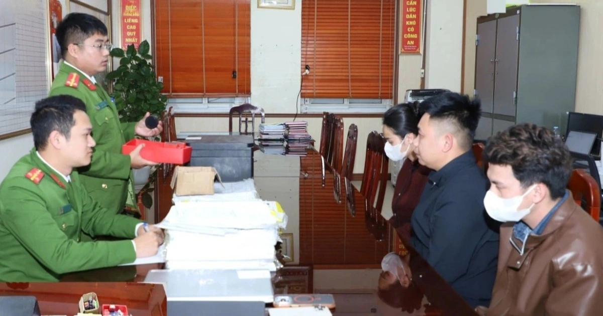 Ba người tạm giữ ở Ninh Bình vì mua con dấu giả tuyển dụng