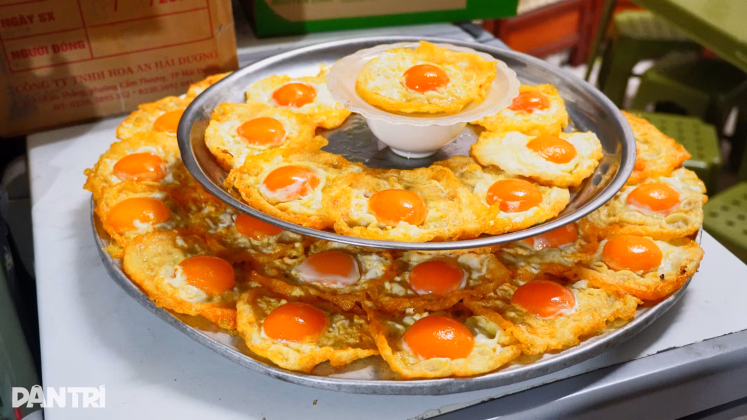 Qu&aacute;n x&ocirc;i m&aacute; đ&agrave;o trong ng&otilde; Bạch Đằng, H&agrave; Nội