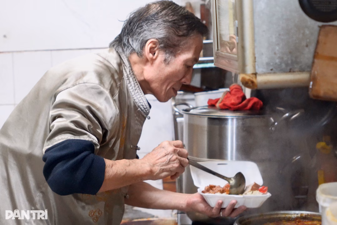 &Ocirc;ng H&ograve;a v&agrave; gia đ&igrave;nh trong qu&aacute;n x&ocirc;i, H&agrave; Nội