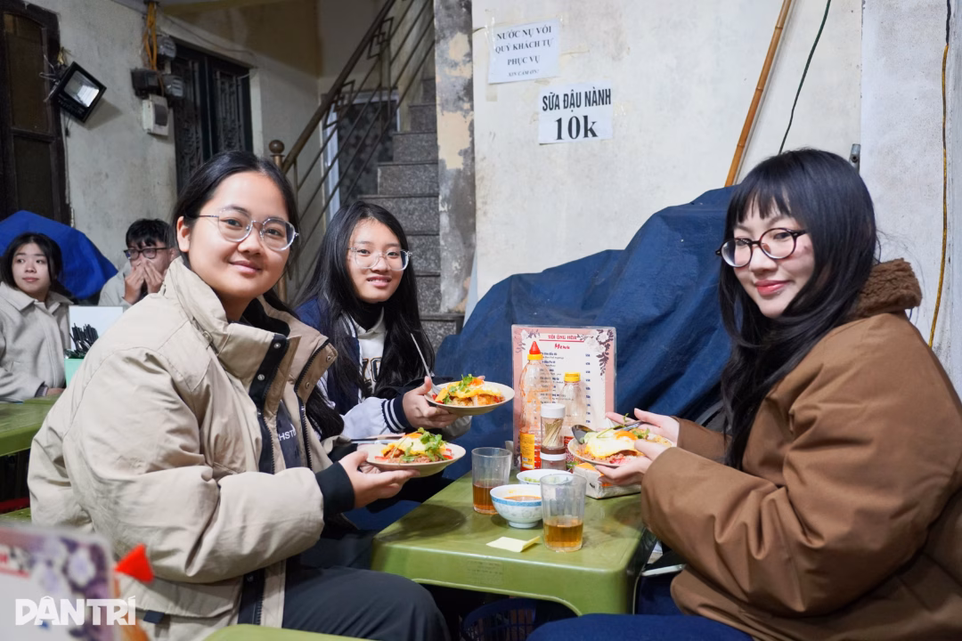 Kh&aacute;ch h&agrave;ng thưởng thức x&ocirc;i m&aacute; đ&agrave;o tại qu&aacute;n Bạch Đằng