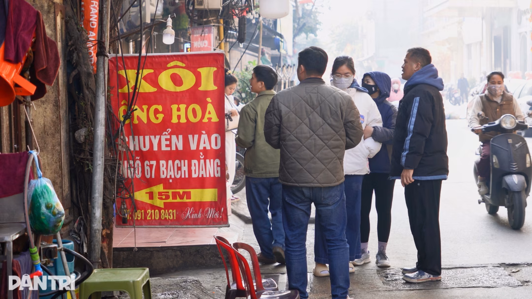 Kh&aacute;ch xếp h&agrave;ng chờ đợi tại qu&aacute;n x&ocirc;i Bạch Đằng