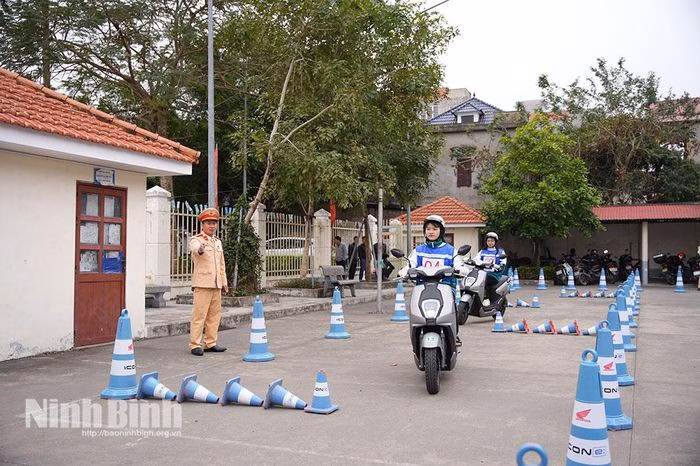 CSGT hướng dẫn LXAT cho học sinh Cảnh sát giao thông hướng dẫn học sinh thực hành lái xe an toàn